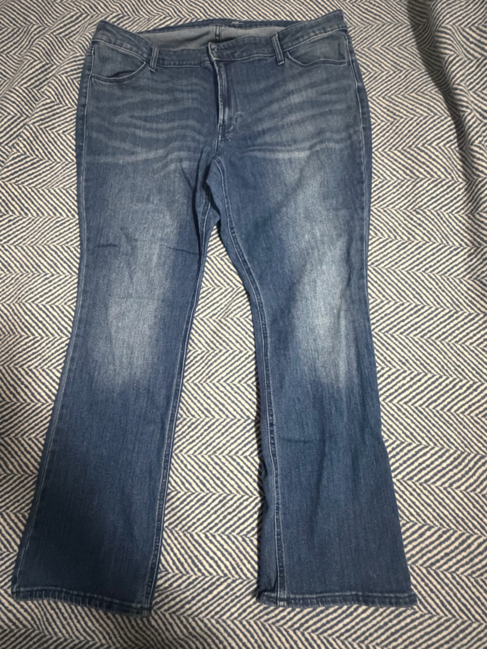 Old Navy Women’s Mid-Rise WOW Bootcut Jeans - 18 Short